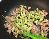 รูปขั้นตอนการทำที่ 3 ของ ถั่วแขกผัดไข่หมูสับคลีน