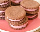 Foto del paso 2 de la receta: Galletas oreo rellenas de fresa
