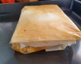Foto del paso 4 de la receta: Salmón al papillote con costra de queso ricotta y salsa harissa acompañado por rovellons salteados