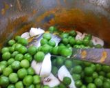 A picture of step 5 of Mushroom matar.