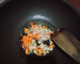 Foto langkah ke 2 dari resep Nasi Goreng Spesial with Fishroll.