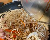 A picture of step 8 of Egg noodles stir-fried with chicken and bacon.