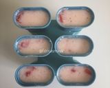 Foto langkah ke 3 dari resep Strawberry Popsicle.