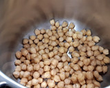 Foto del paso 2 de la receta: Guiso de garbanzos con mero y langostinos