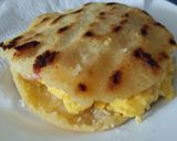 Foto del paso 6 de la receta: Arepa🍳rellena🥯de huevos🥚 cremosos🥛y salchichas🍳🥓🥯