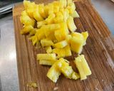 Une image de l'étape 8 de Poulet à l’ananas, oignon rouge, coriandre et cacahuètes.