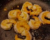 A picture of step 4 of Stir-fried prawns and asparagus with salt and lemon.