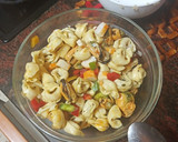 Foto del paso 2 de la receta: Salpicón de pasta, verdura, palitos de cangrejo y mejillones