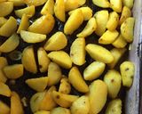 Foto del paso 1 de la receta: Papas rústicas con cúrcuma crocantes por fuera y blandas por dentro