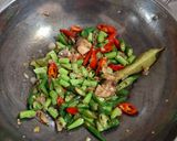 Foto langkah ke 5 dari resep Tumis Buncis Tempe Cabe Hijau.
