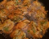 A picture of step 3 of Pyaaz Pakoray.