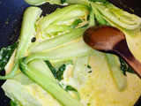 Currys bordás kel (pak choi) hajdina tésztával