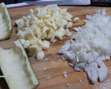 Foto del paso 2 de la receta: Calabacín relleno de bacalao con tomate