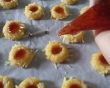 Foto langkah ke 5 dari resep Thumprint strawbery cheese cookies (tanpa oven & mixer).
