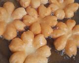 Foto langkah ke 7 dari resep Donat Kentang Bunga.