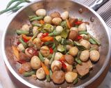 Foto langkah ke 4 dari resep Tumis Telur Puyuh Bakso.