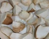 Hình bước làm 1 của món Nấm đùi gà kho tiêu