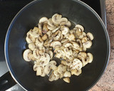 Foto del paso 1 de la receta: Foglie di Ulivo con Funghi e Salsicce