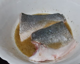 Foto del paso 1 de la receta: Lubina macerada en limón, con ensalada