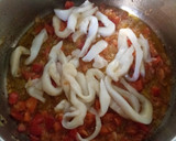 Foto del paso 3 de la receta: Patatas guisadas con calamar congelado