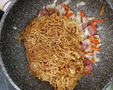 Foto langkah ke 5 dari resep Mie goreng sosis sayur.