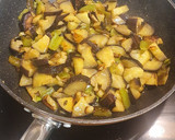 Foto del paso 1 de la receta: Tortilla con berenjena, pimiento verde y guindilla