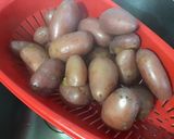 Une image de l'étape 2 de Salade de pommes de terre aux harengs, légumes et câpres.
