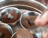 A picture of step 6 of Oreo chocolava cup cake.