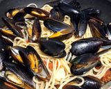 Foto del paso 7 de la receta: Spaghetti con mejillones al vino