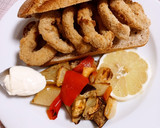 Foto del paso 6 de la receta: Mi bocata de calamares rebozados con guarnición