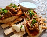 Ünnepi lazacos bruschetta sajtrácson, kapros mártással recept fázis 8 fotója