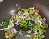 Foto langkah ke 3 dari resep Tumis Bawang Petai.