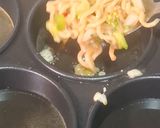 Foto langkah ke 5 dari resep Omelet Mie Mini.
