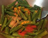 A picture of step 4 of Dahi Bhindi.