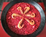Foto del paso 7 de la receta: Paella roja de sepia y gamba alistada con fumet de alga fucus y rape
