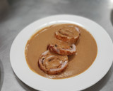 Foto del paso 13 de la receta: Cinta de lomo con relleno vegetal y gambas con salsa de boletus