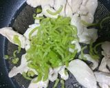 รูปขั้นตอนการทำที่ 4 ของ อกไก่ผัดซีอิ๊ว (ล้างตู้เย็น)