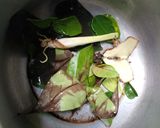Foto langkah ke 2 dari resep Paha Ayam Saus Telur Asin.