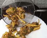 A picture of step 7 of Aloo Ke pakoray.