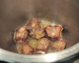 Foto del paso 3 de la receta: Rabo de toro en olla express
