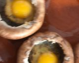 Foto del paso 2 de la receta: Champiñones Portobello rellenos de huevo de codorniz y queso feta griego