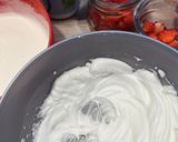 Une image de l'étape 1 de Mousse de yaourt aux fraises.