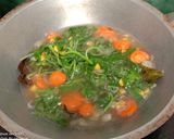 Foto langkah ke 4 dari resep Bening Bayam Jagung Wortel.