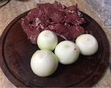 Foto del paso 1 de la receta: Bifecitos de lomo con cebolla caramelizada