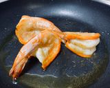 รูปขั้นตอนการทำที่ 1 ของ เพนเน่กุ้งและซาลามีผัดพริกแห้ง