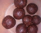 A picture of step 2 of Red jam and cake crumbs balls.