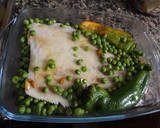 Foto del paso 1 de la receta: Gallo al ajo con guisantes y pimientos verdes