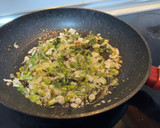 Foto del paso 2 de la receta: Huevos revueltos con cebolleta