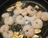 Foto del paso 6 de la receta: Patatas a lo pobre con huevos y gambas