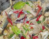 Foto langkah ke 7 dari resep Tumis Ikan Kembung Saus Tiram Jamur Tiram.